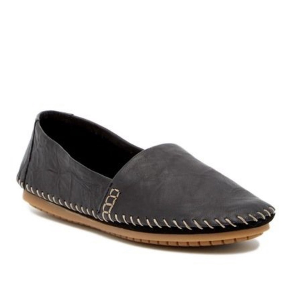 Adam Tucker by Me Too Solo Black Flat 10